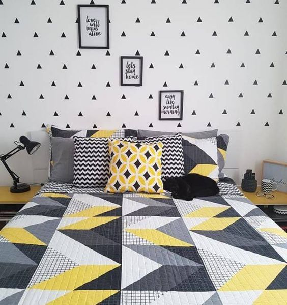 quarto de casal pequeno com parede tumbrl cinza e amarelo