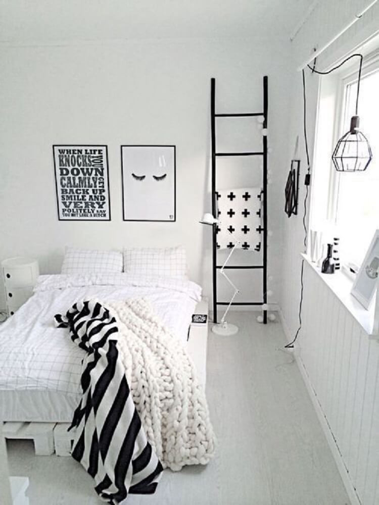 Quarto tumblr minimalista com decoração preta e branca.