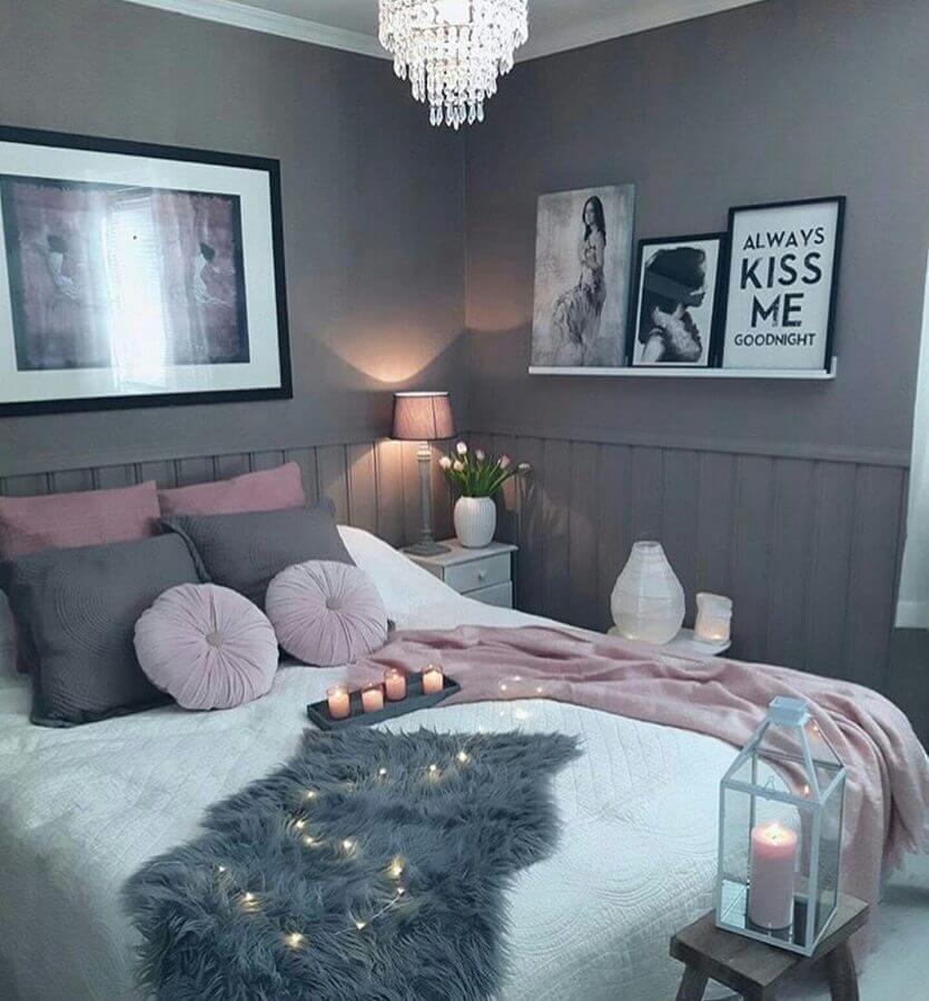 Decoração com parede cinza e almofadas rosa.