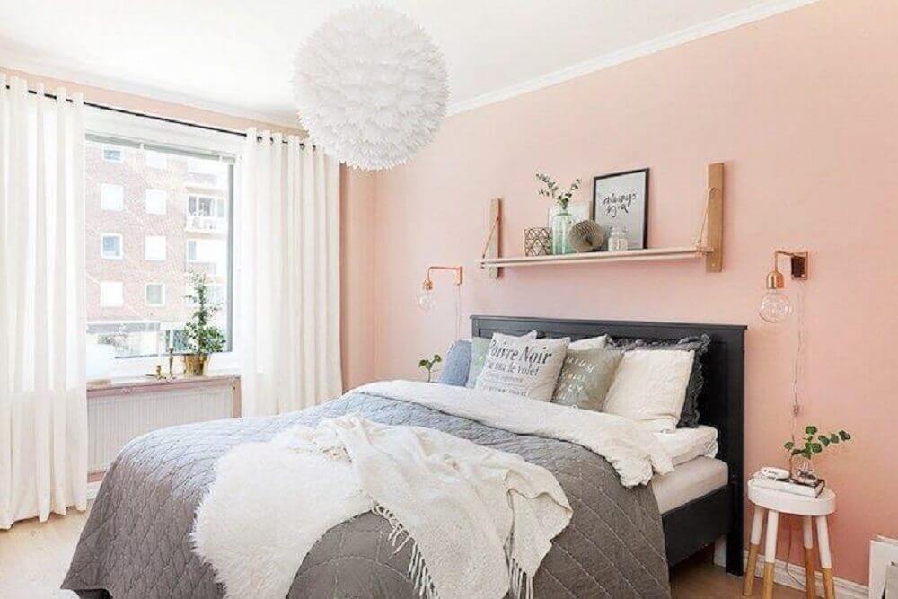 Decoração minimalista, moderna e tumblr com parede rosa.