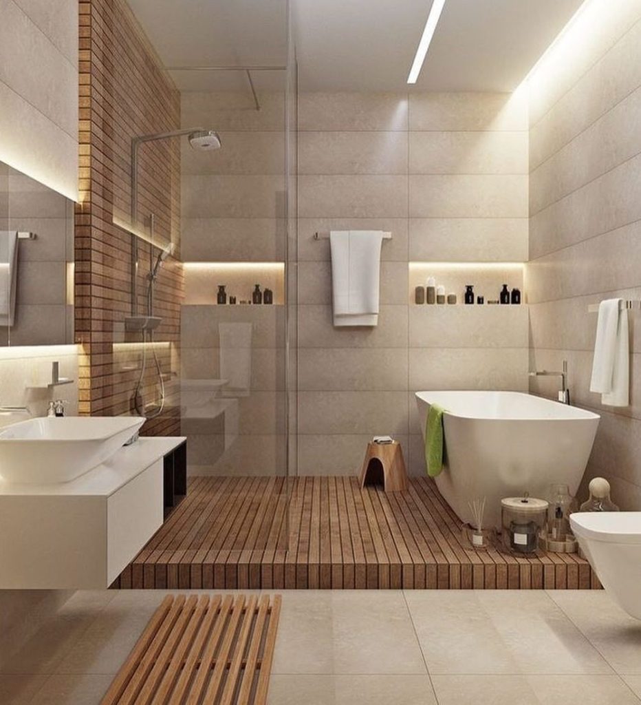 banheiro grande com banheira e painel de madeira. 