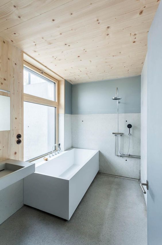 banheiro com forro de madeira