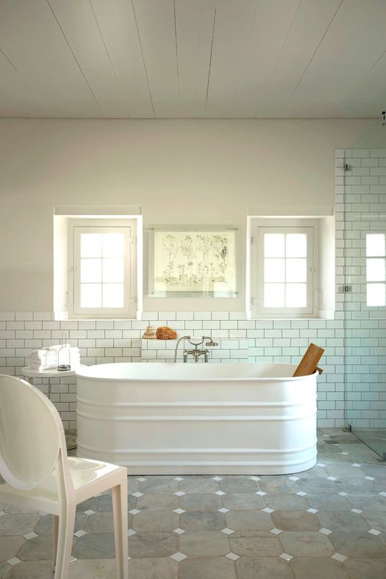 banheiro com banheira neutro e branco