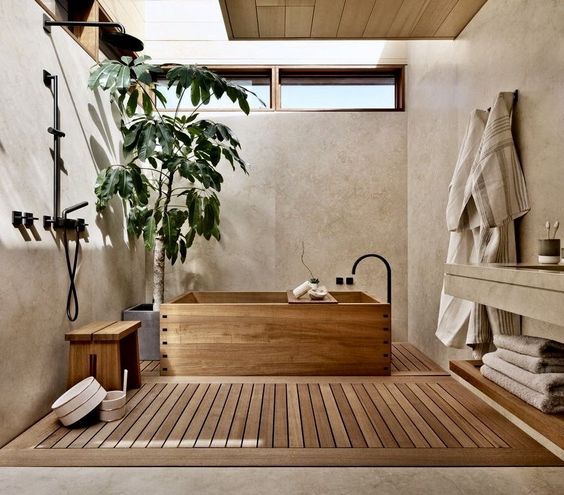 banheiro com banheira de madeira 