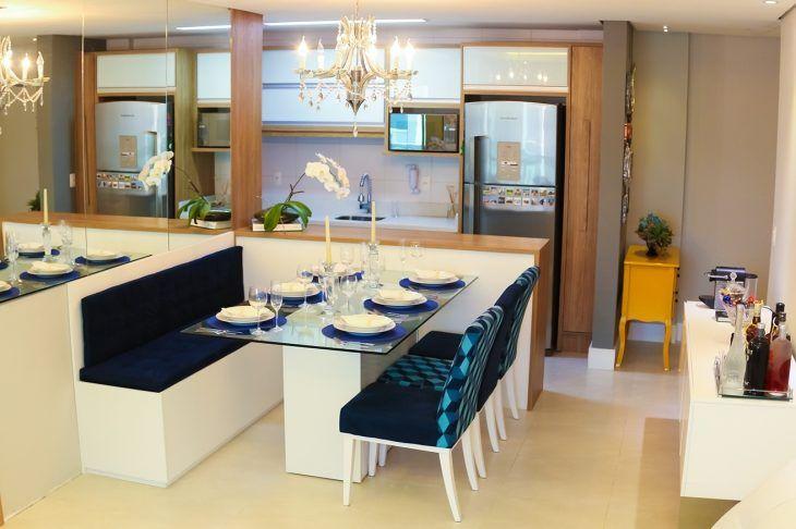 cozinha americana com sala de jantar em canto alemão azul