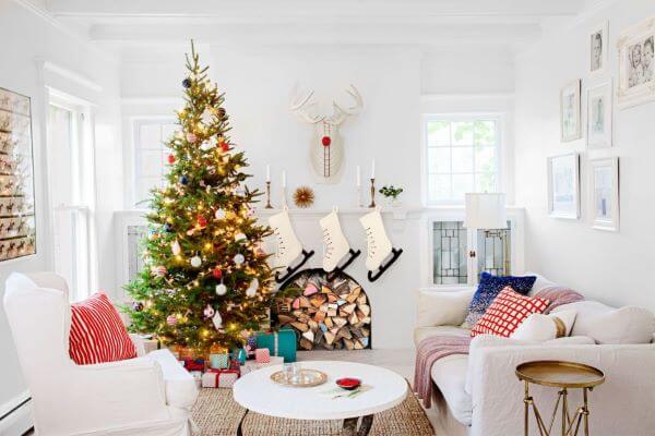 Decoração de natal para sala simples com árvore e meias.