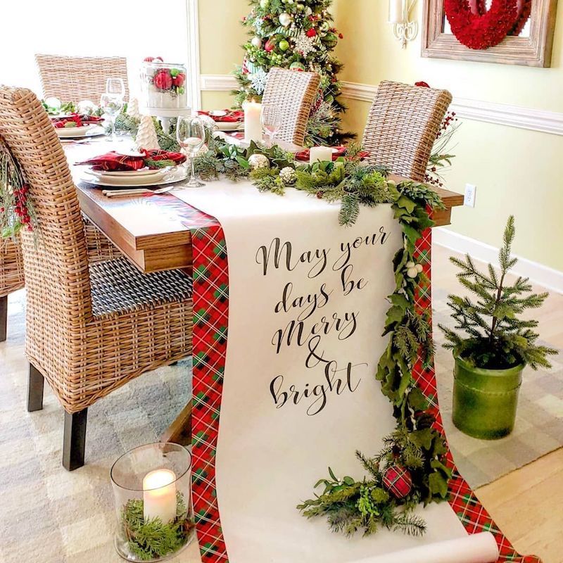 Decoração de natal para sala de jantar com duas passadeiras de mesa natalina.