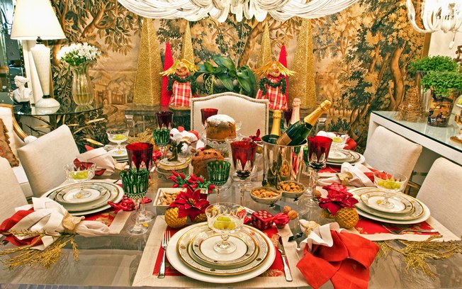 Decoração de natal para sala de jantar com árvores dourados e mesa decorado.