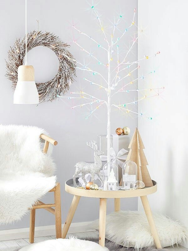 Guirlanda de palha, árvore branca com bolas natalinas e tema escandinavo.