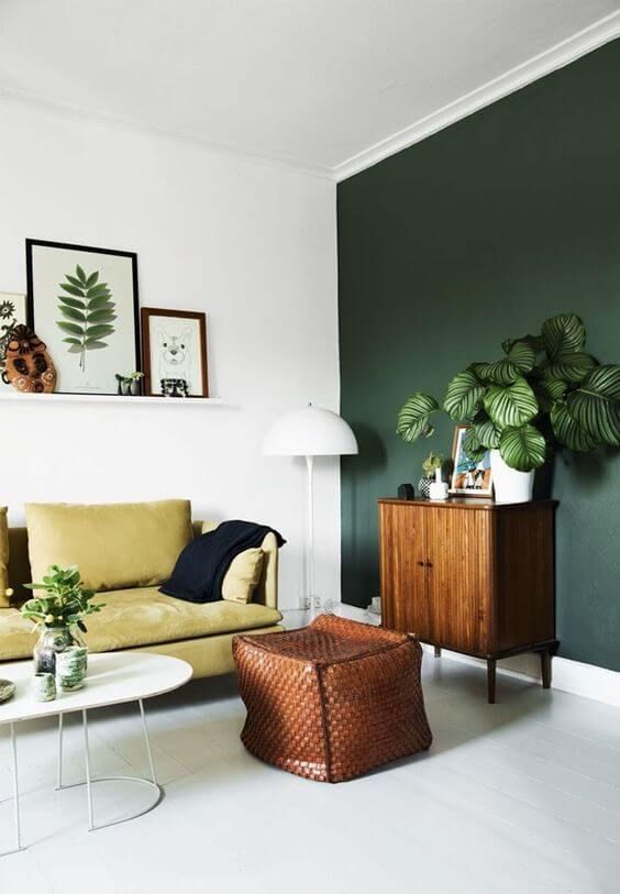 sala de estar moderna em verde escura 