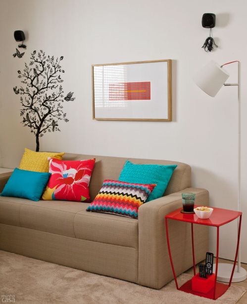 Sala de estar simples com almofadas coloridas.