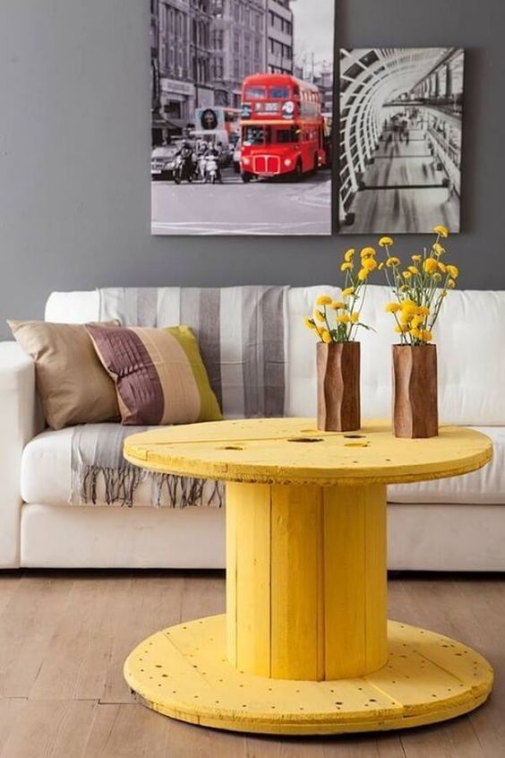 Mesa de centro amarela feita de carretel.
