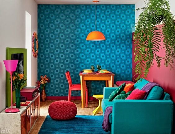 Sala de estar pequena com paredes e móveis coloridos.