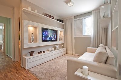 Sala de estar pequena com painel de televisão feito sob medida.