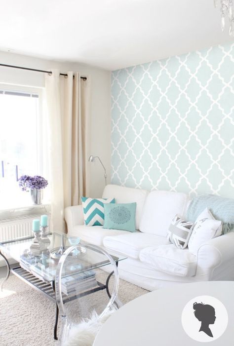 Sala de estar pequena com papel de parede em azul claro.
