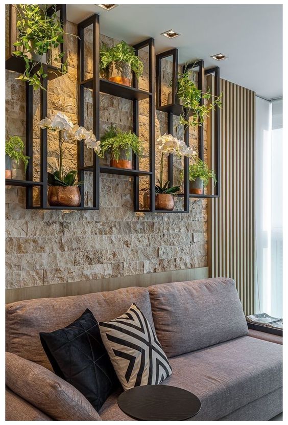 Decoração moderna de prateleiras com vasos de plantas em parede de pedra em revestimento 3D.