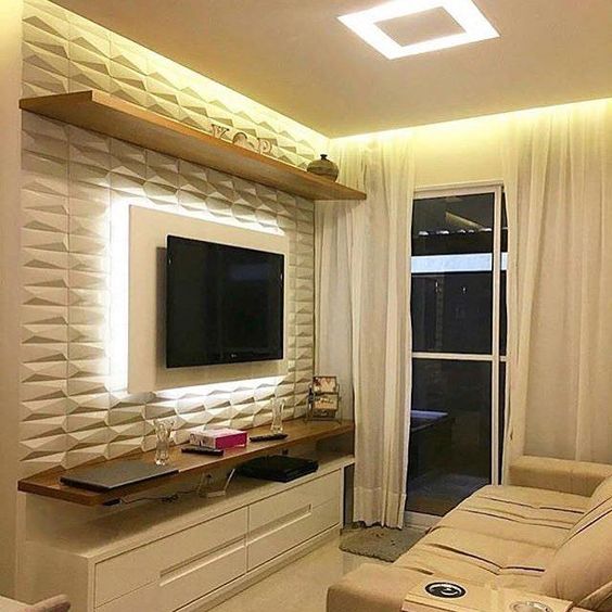 Sala de estar pequena com revestimento 3D na parede da televisão com prateleiras de madeira.