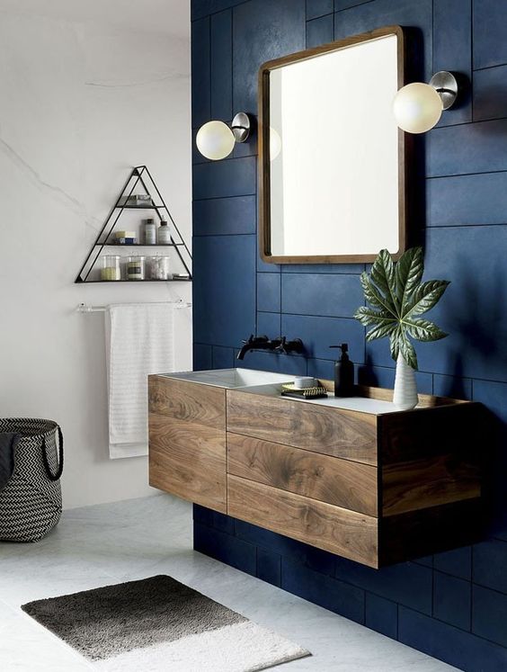 banheiro com revestimento azul