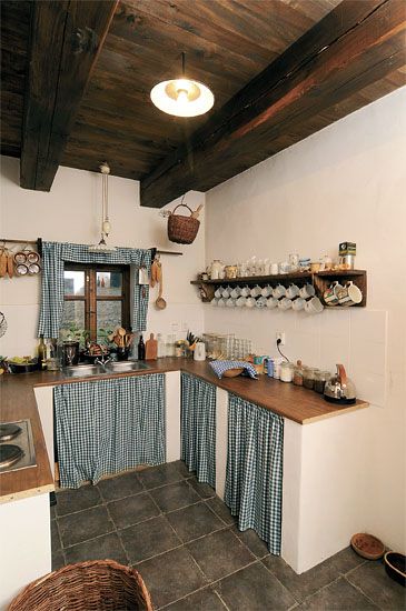 Cozinha com teto de madeira