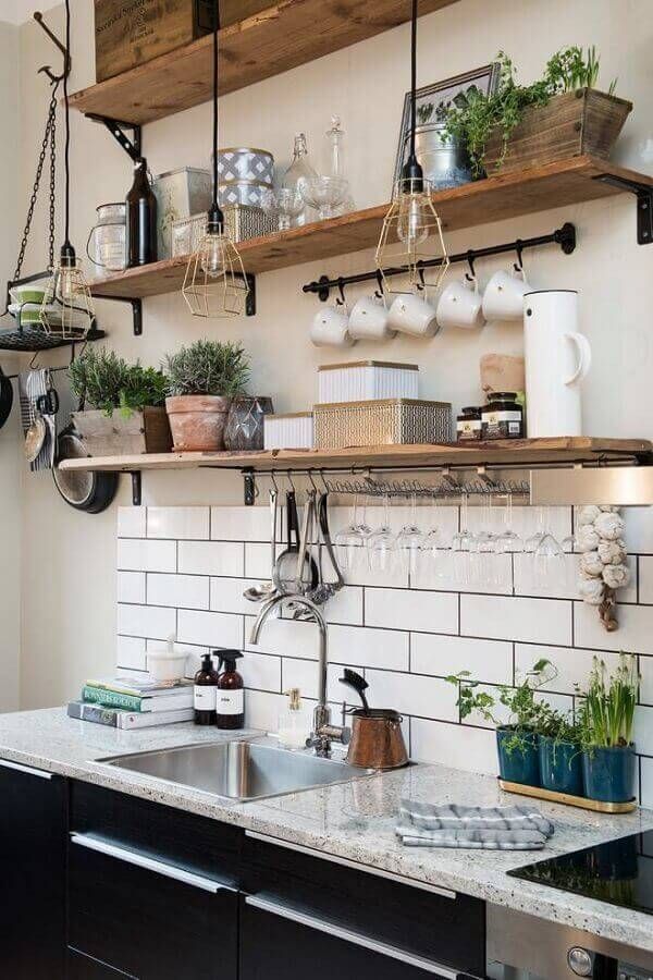 cozinha rústica com prateleiras de madeira 