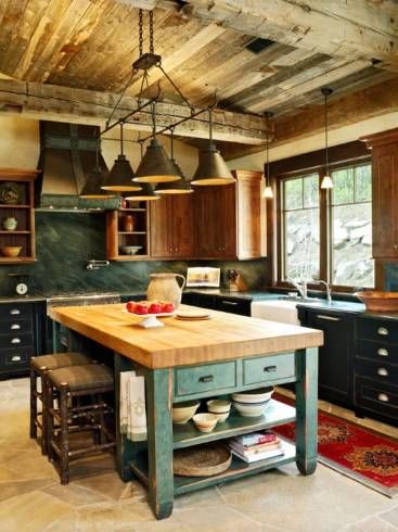 cozinha rústica com mesa de madeira