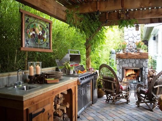 cozinha rústica externa com pedra e madeira
