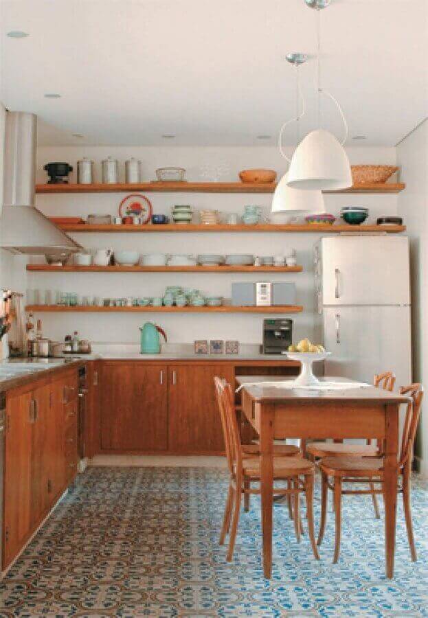 cozinha rústica simples com prateleiras de madeira