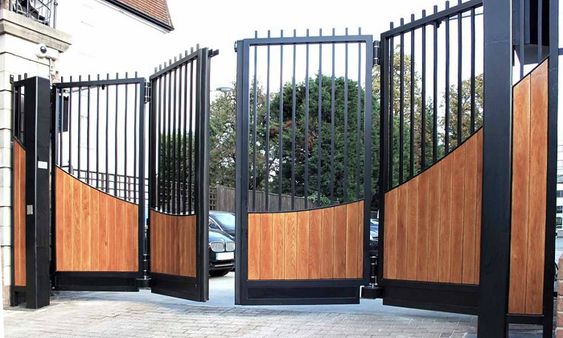 modelo de portão articulado de ferro e madeira