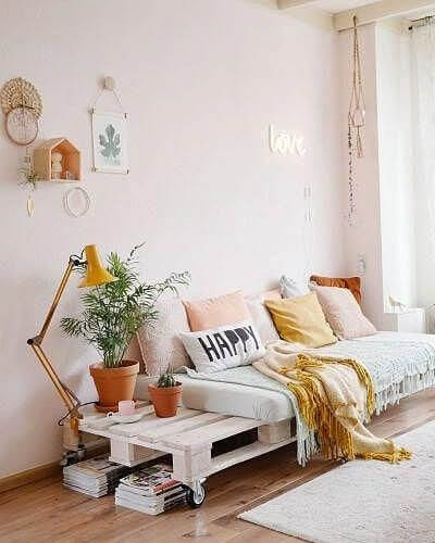 Sala de estar com decoração branca e simples.