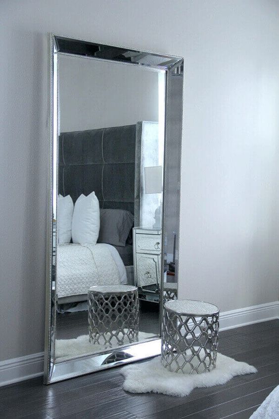 Espelho com baqueta moderna.