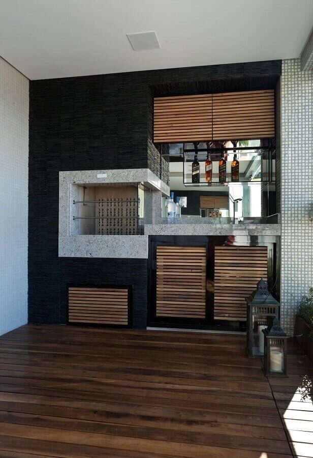 Varanda gourmet moderna com azulejo preto.