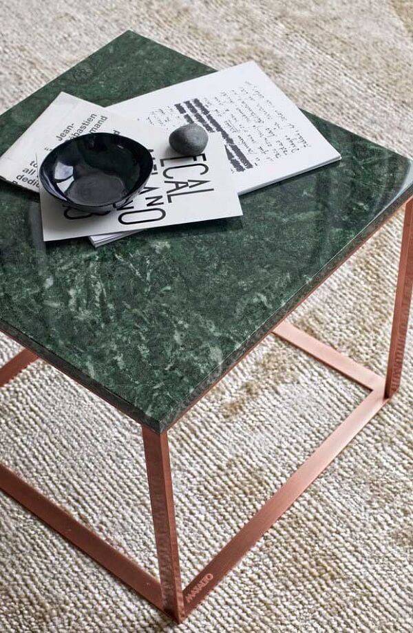 Mesa lateral com granito verde ubatuba.