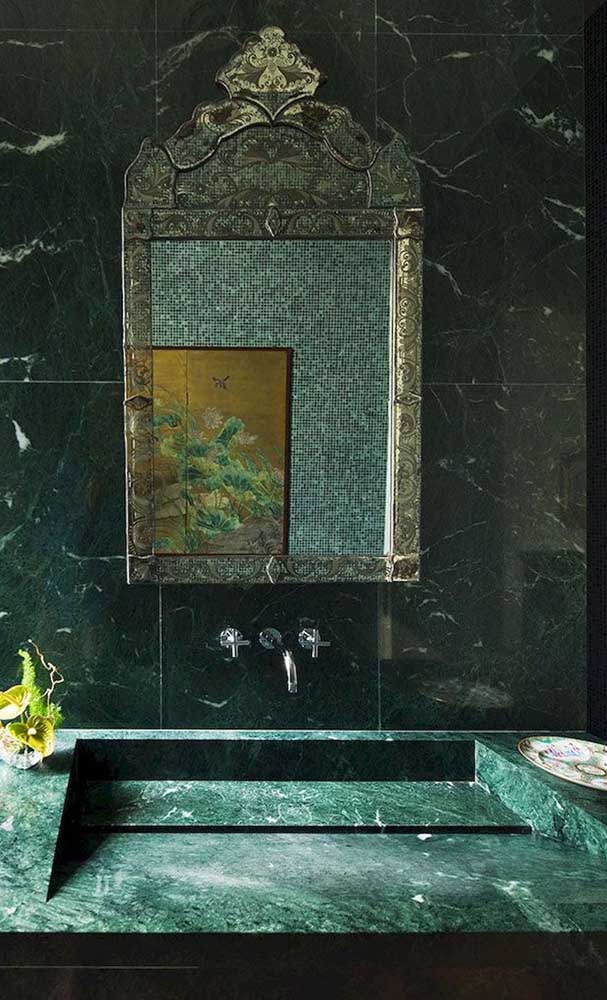 Banheiro com revestimento de granito verde ubatuba.