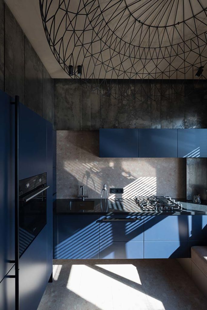 Cozinha moderna com armário azul.