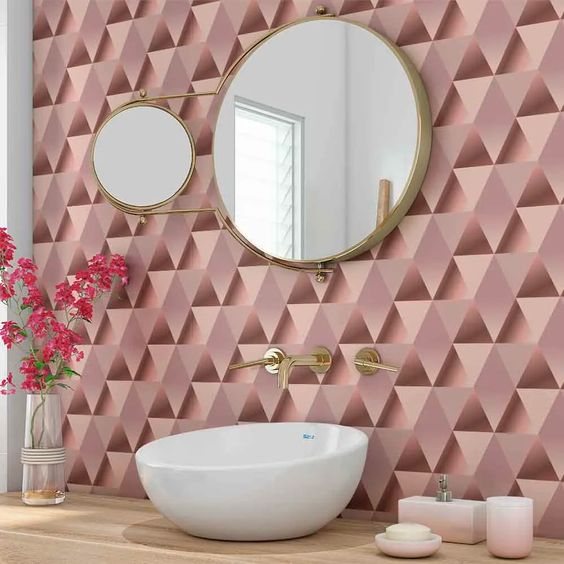 Papel de parede para banheiro com estampa geométrica.