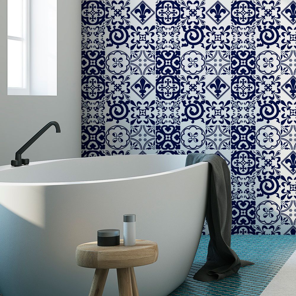 Papel de parede para banheiro com estampa de azulejo.