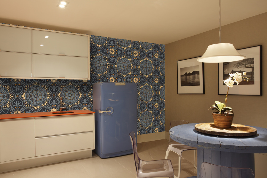 Papel de parede para cozinha com estampa azul chamativo.