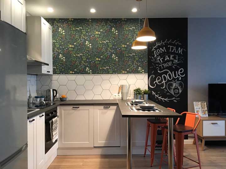 Cozinha com papel de parede texturizado