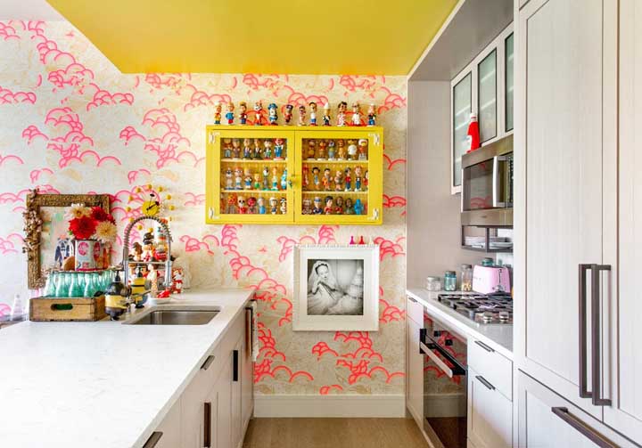 Papel de parede para cozinha com estampa moderno rosa neon.