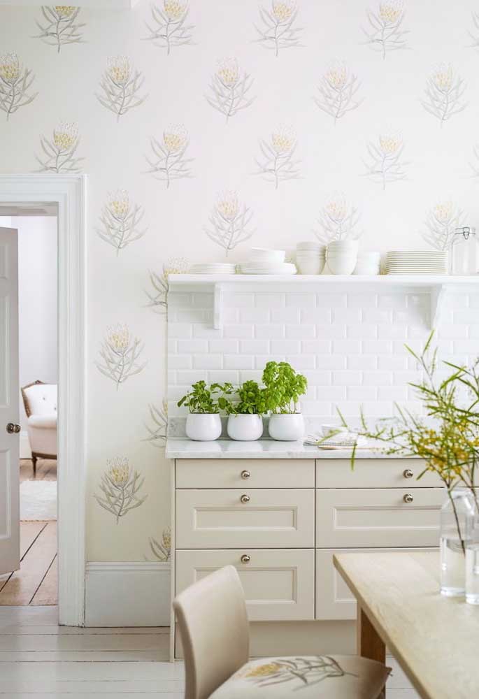 Papel de parede para cozinha com estampa de flores discretas.