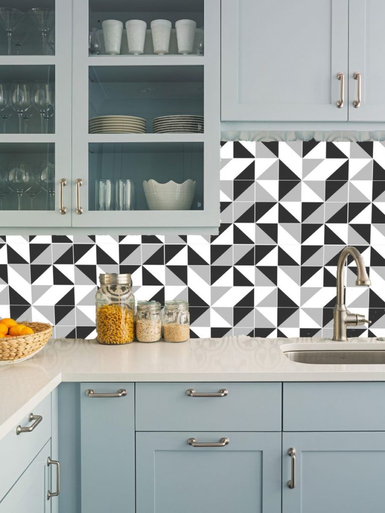Papel de parede para cozinha com estampa geométrica.