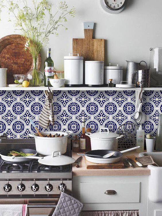 Papel de parede para cozinha com estampa de azulejo clássico.