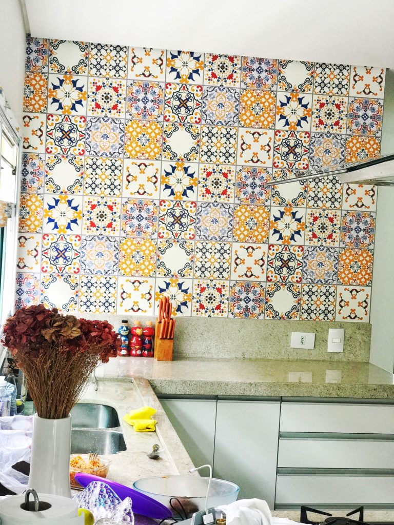 Papel de parede para cozinha com estampa e azulejos decorados com amarelo.
