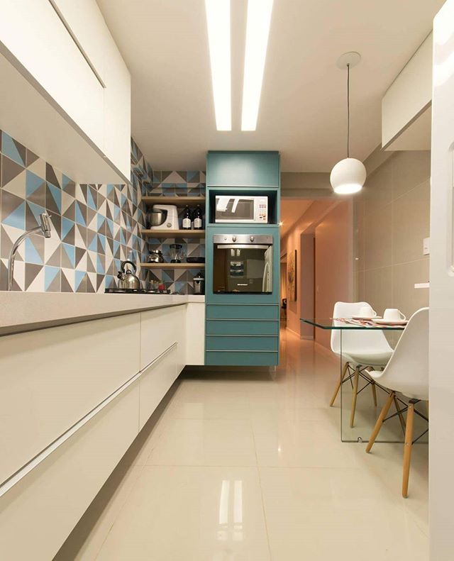 Papel de parede para cozinha pequena com estampa geométrica azul.