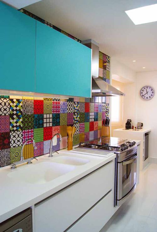 Papel de parede para cozinha com estampa de azulejos coloridos e chamativos.