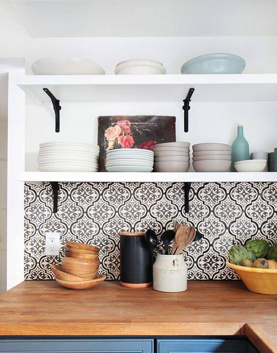 Papel de parede para cozinha com estampa preta e branca com desenho clássico.