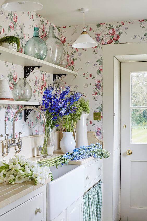Papel de parede para cozinha com estampa floral delicada e romântica.