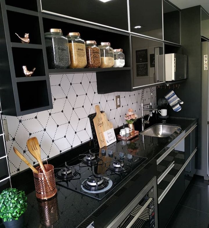 Cozinha preta com papel de parede moderno.