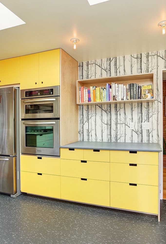Cozinha moderna com armários amarelos.