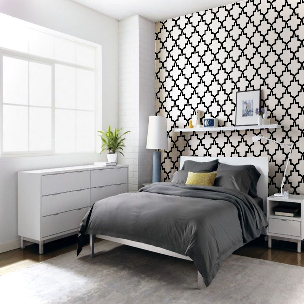 Papel de parede para quarto de casal com estampa preta e branca.